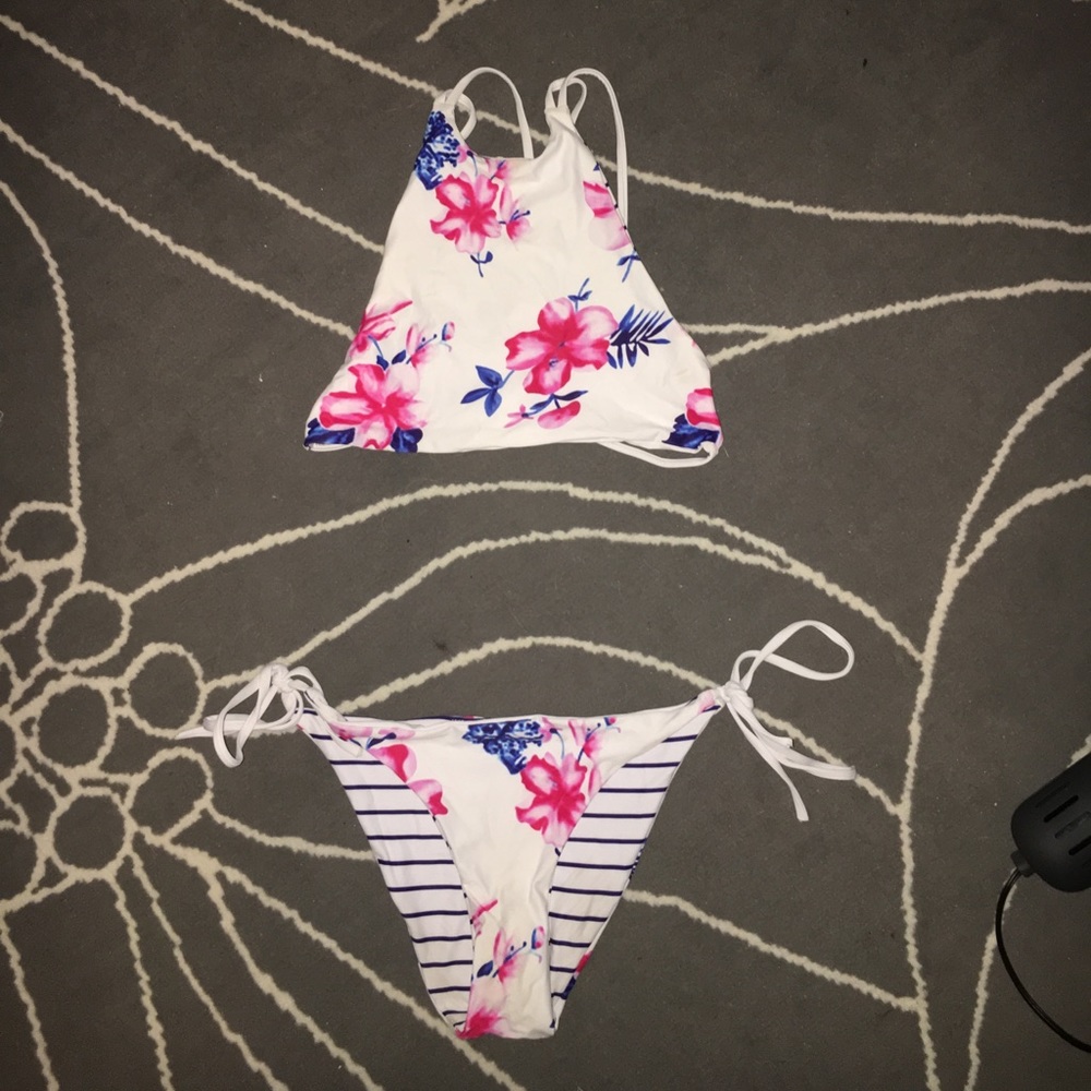 Reversible halter bikini